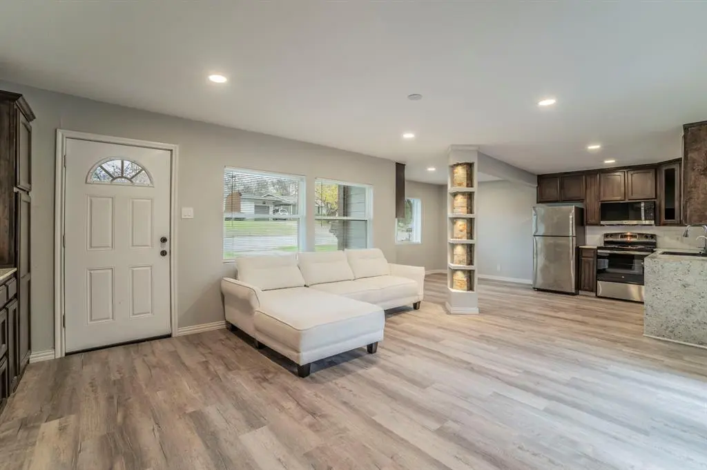 1704 Hillside Drive, River Oaks, TX 76114