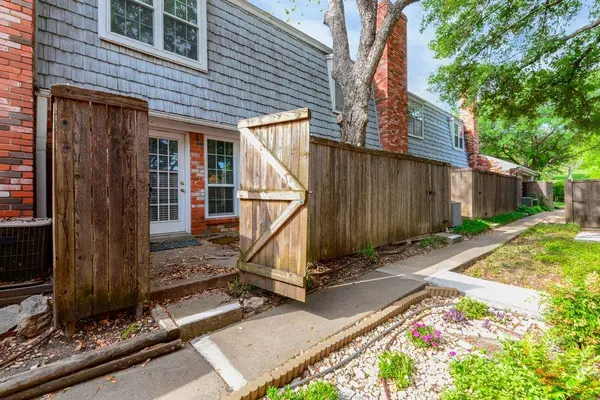 933 Roaring Springs Road, Fort Worth, TX 76114