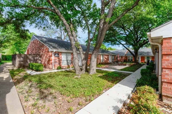 933 Roaring Springs Road, Fort Worth, TX 76114