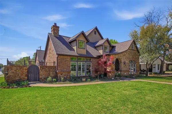 6101 Kenwick Avenue, Fort Worth, TX 76116