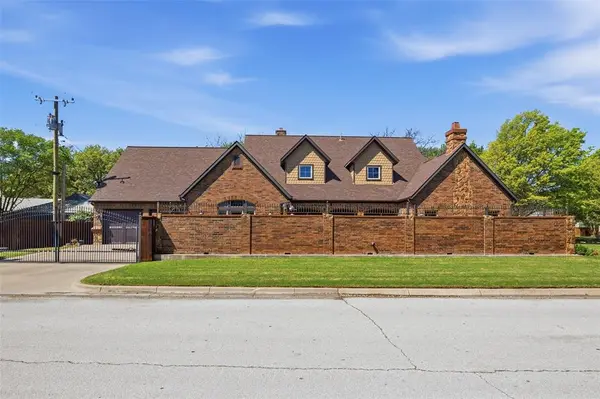 6101 Kenwick Avenue, Fort Worth, TX 76116