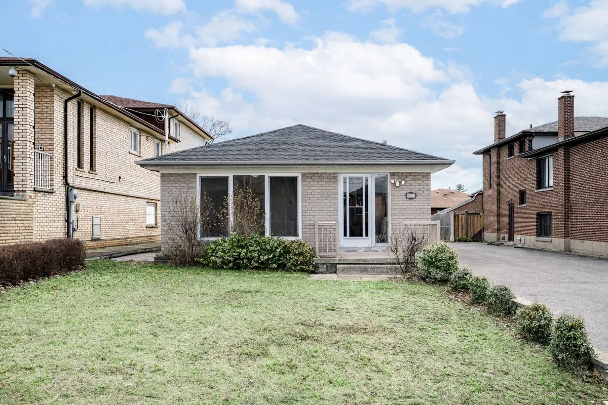 57 Apted AVE #Upper, Toronto W05, ON M9L 2P2