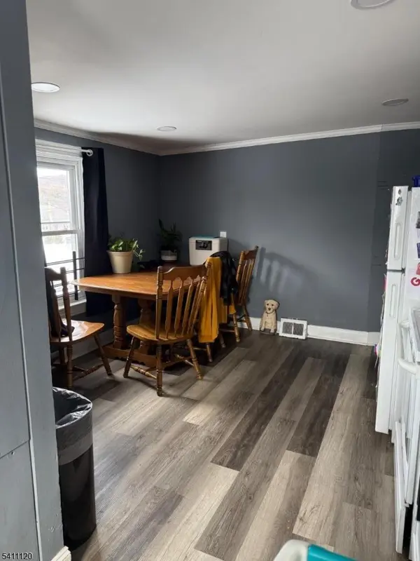 5 Park Sq, Lopatcong Twp., NJ 08865