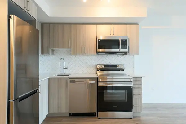 1010 Sandy Beach RD #901, Pickering, ON L1W 3V9