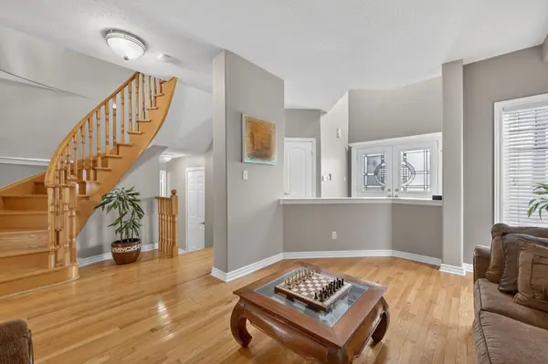 37 Westminster CIR, Barrie, ON L4M 0A4