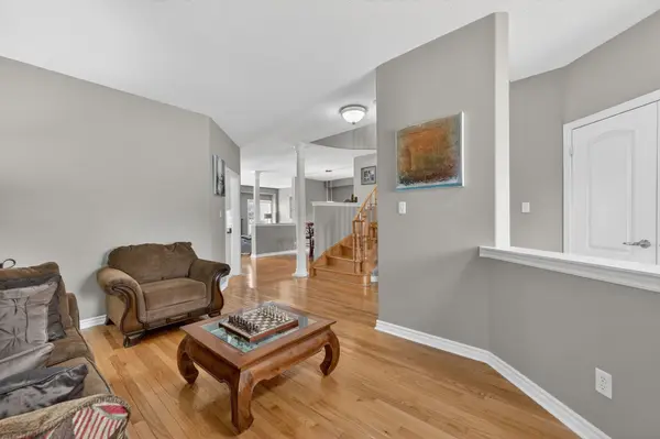 37 Westminster CIR, Barrie, ON L4M 0A4