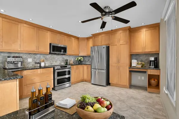 152 Burnetts Grove CIR, Barrhaven, ON K2J 1S9