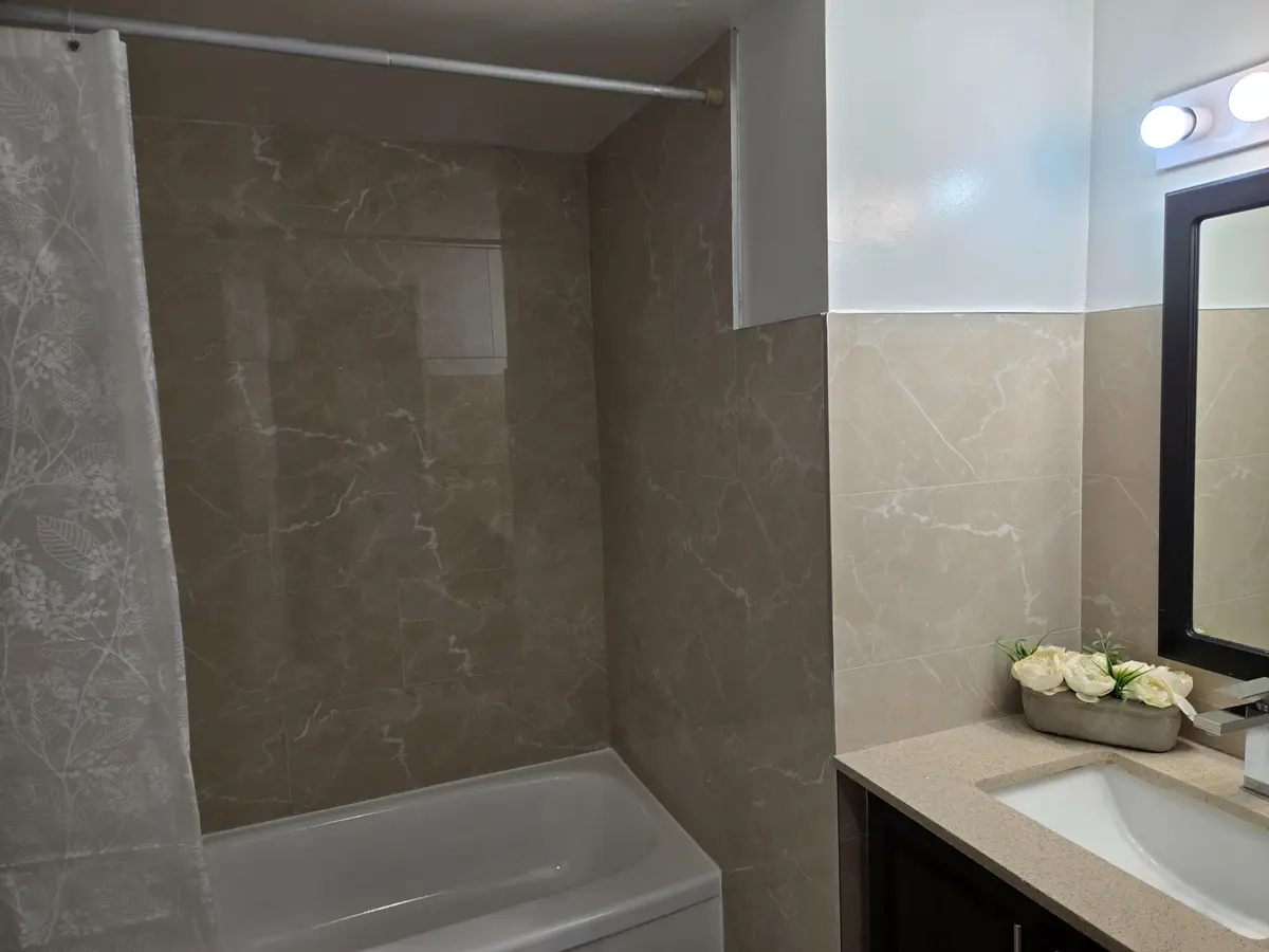 97 Nonquon RD #Apt #302, Oshawa, ON L1G 3R8