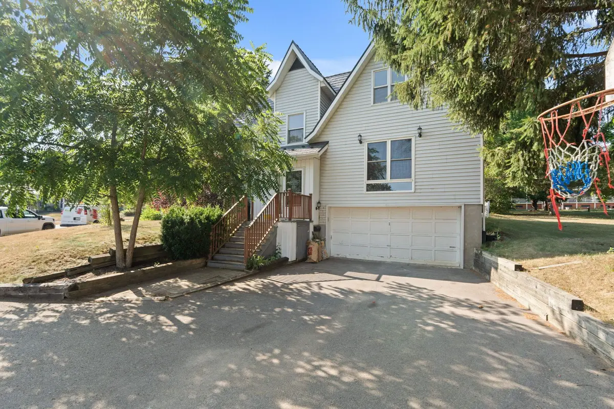 1 SLASH RD, Greater Napanee, ON K7R 2Z6