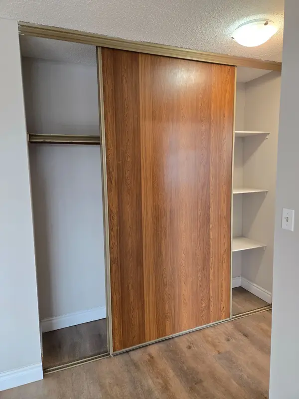 97 Nonquon RD #Apt #302, Oshawa, ON L1G 3R8