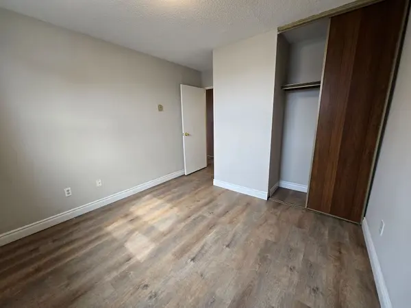 97 Nonquon RD #Apt #302, Oshawa, ON L1G 3R8