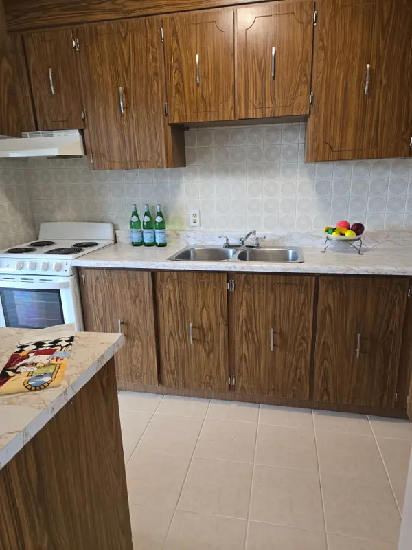 97 Nonquon RD #Apt #302, Oshawa, ON L1G 3R8