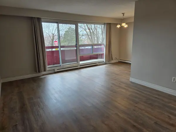 97 Nonquon RD #Apt #302, Oshawa, ON L1G 3R8