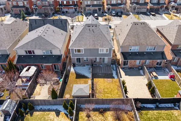 44 Acorn LN, Bradford West Gwillimbury, ON L3Z 0H6