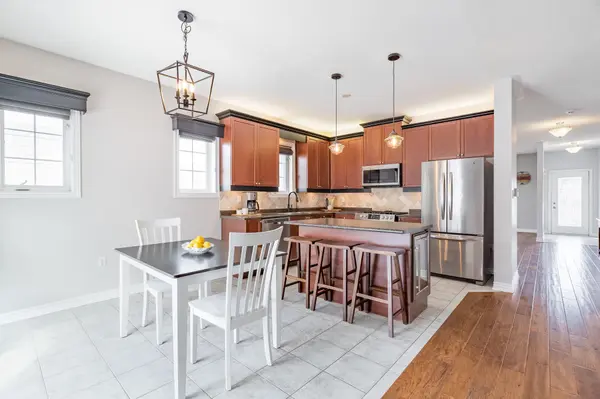 2 Thrushwood DR, Barrie, ON L4N 0Z1