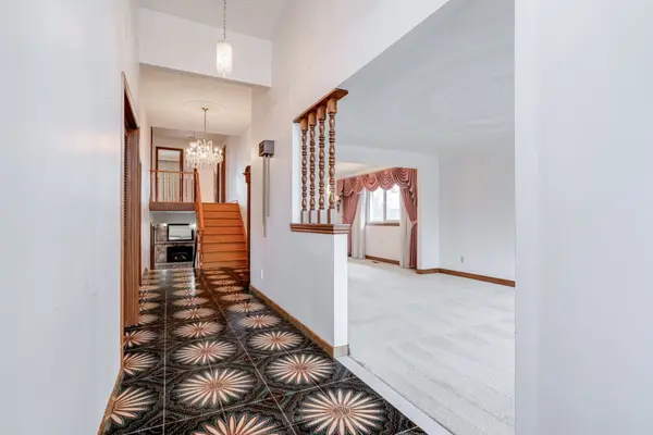 704 Hillman CRES, Mississauga, ON L4Y 2J2