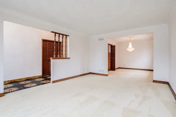 704 Hillman CRES, Mississauga, ON L4Y 2J2