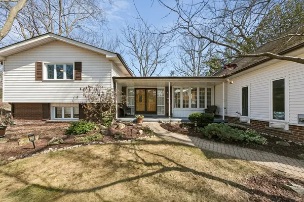 1431 Queen Victoria AVE, Mississauga, ON L5H 3H2