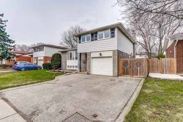 29 Trotters LN, Brampton, ON L6Y 1B5