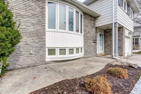 29 Trotters LN, Brampton, ON L6Y 1B5