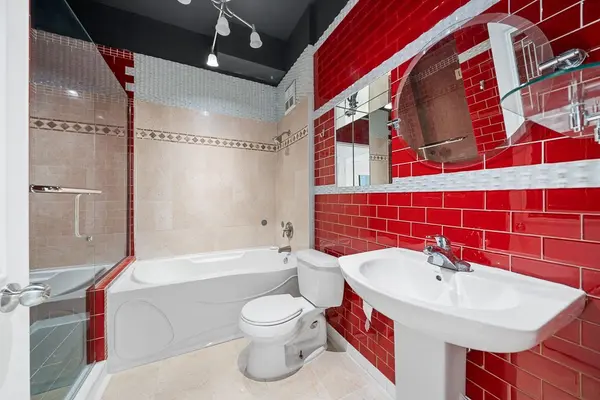 75 King ST E #PH11, Mississauga, ON L5A 4G5