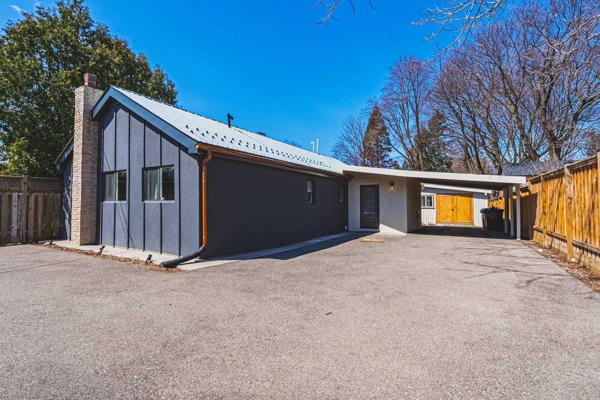 121 Paisley BLVD E, Mississauga, ON L5A 1P6