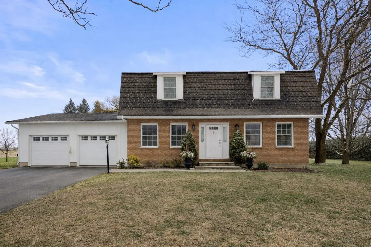 183 Hamilton RD, Russell, ON K4R 1E5