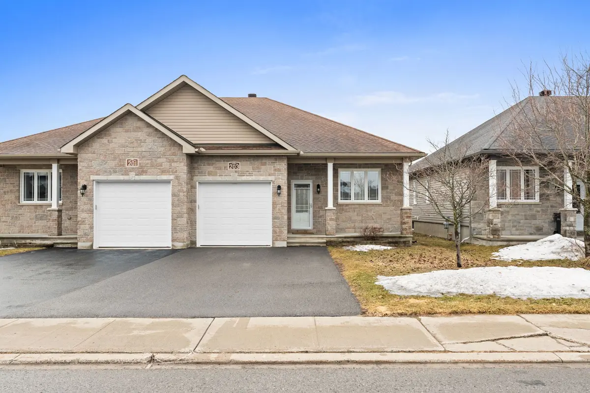 203 Belfort ST, Russell, ON K0A 1W0