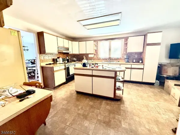 1098 Sunny Slope Dr, Mountainside Boro, NJ 07092