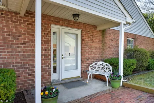 1 Gerald Ct, Lebanon Boro, NJ 08833