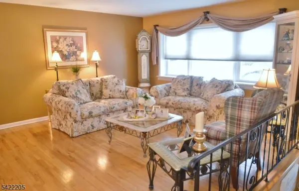 29 Hugenot St, East Hanover Twp., NJ 07936