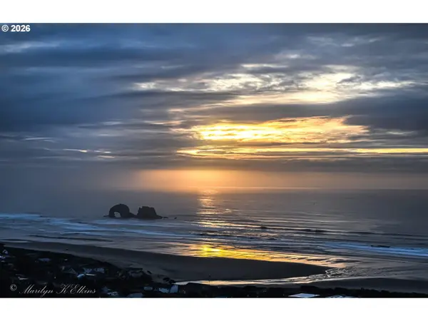 101 S MILLER ST, Rockaway Beach, OR 97136