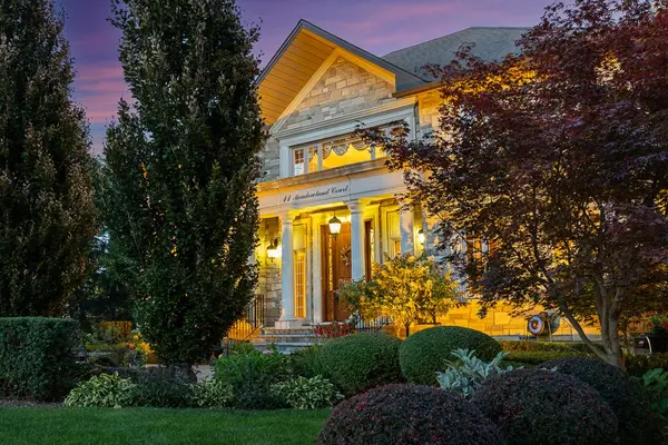 11 Meadowland CT, Vaughan, ON L4L 2Z1