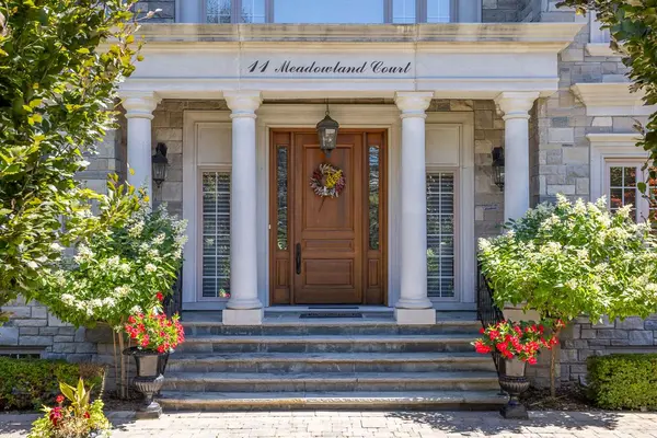 11 Meadowland CT, Vaughan, ON L4L 2Z1