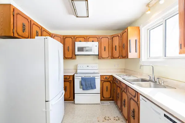 706 James ST, Innisfil, ON L9S 2G7