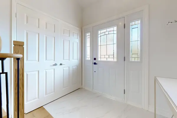 14 Laurwood CT, Aurora, ON L4G 5C2