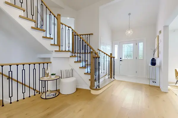 14 Laurwood CT, Aurora, ON L4G 5C2