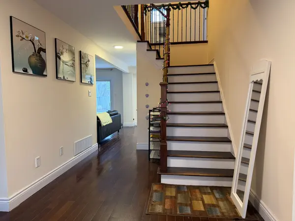 266 London RD, Newmarket, ON L3Y 6K8