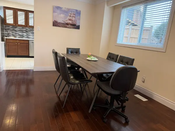 266 London RD, Newmarket, ON L3Y 6K8