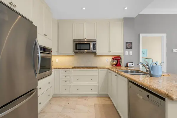 33 Ellen ST #PH08, Barrie, ON L4N 6E9