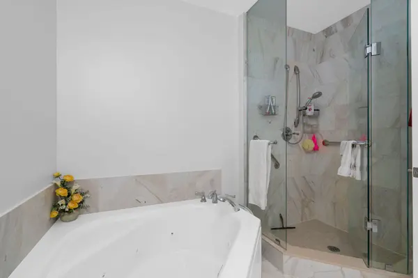 33 Ellen ST #PH08, Barrie, ON L4N 6E9