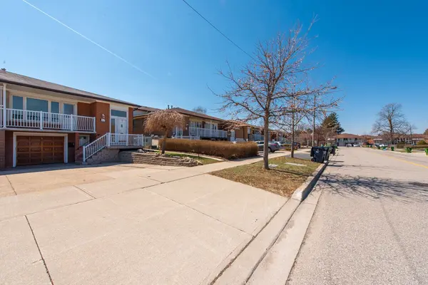 17 Cabana DR, Toronto W05, ON M9L 1L1