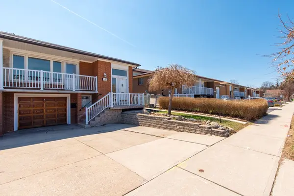 17 Cabana DR, Toronto W05, ON M9L 1L1