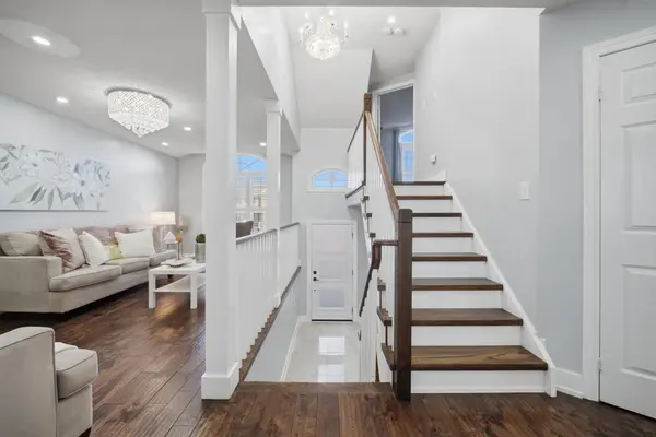 118 Van Scott DR, Brampton, ON L7A 1N4