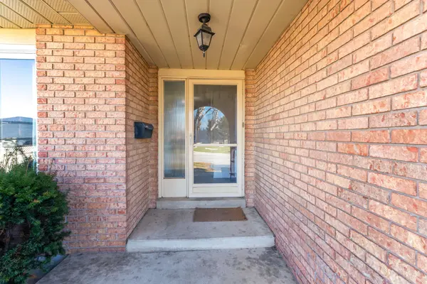 384 Centre ST N, Brampton, ON L6V 3L6