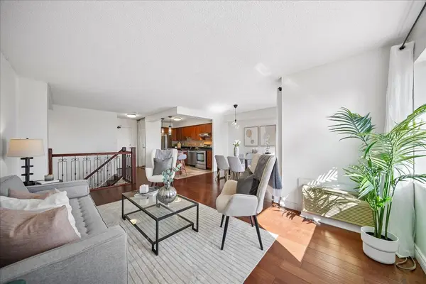 1000 Cedarglen Gate #217, Mississauga, ON L5C 3Z5