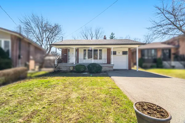 9 Halbadier PL, Toronto W08, ON M9B 2H4