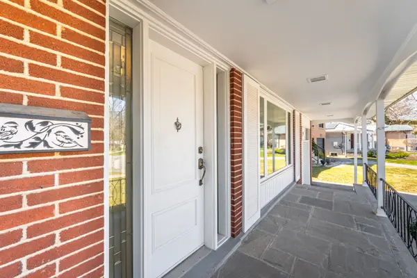 9 Halbadier PL, Toronto W08, ON M9B 2H4