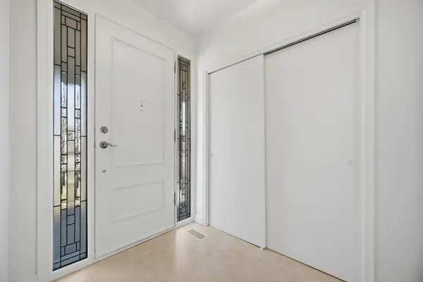 9 Halbadier PL, Toronto W08, ON M9B 2H4