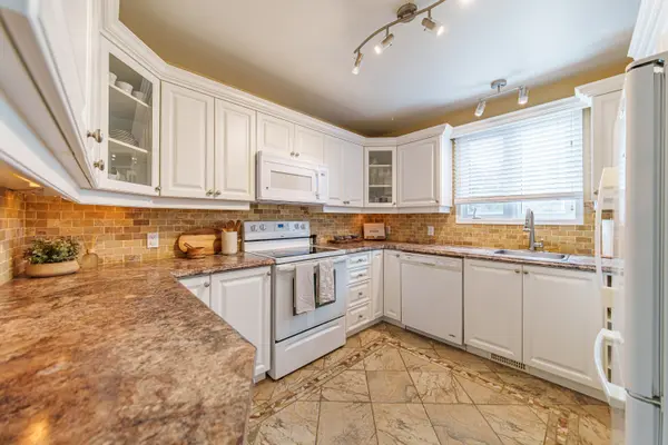 115 Sheldrake DR, Kanata, ON K2L 1T1